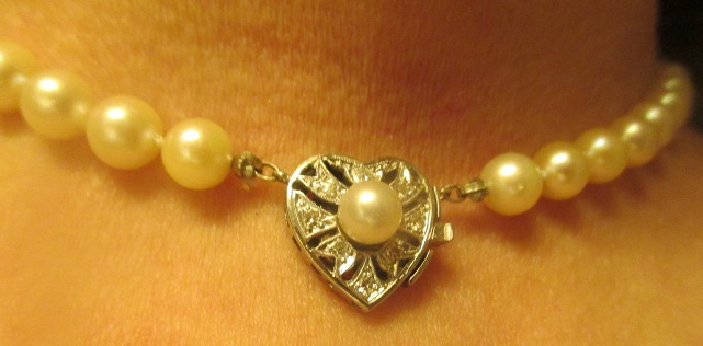 xxM1270M Akoya pearls necklace with diamond lock Takst-valuation N. Kr.18 000